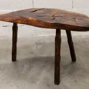 Table basse ou d'appoint brutaliste tripode asymétrique atypique 1960