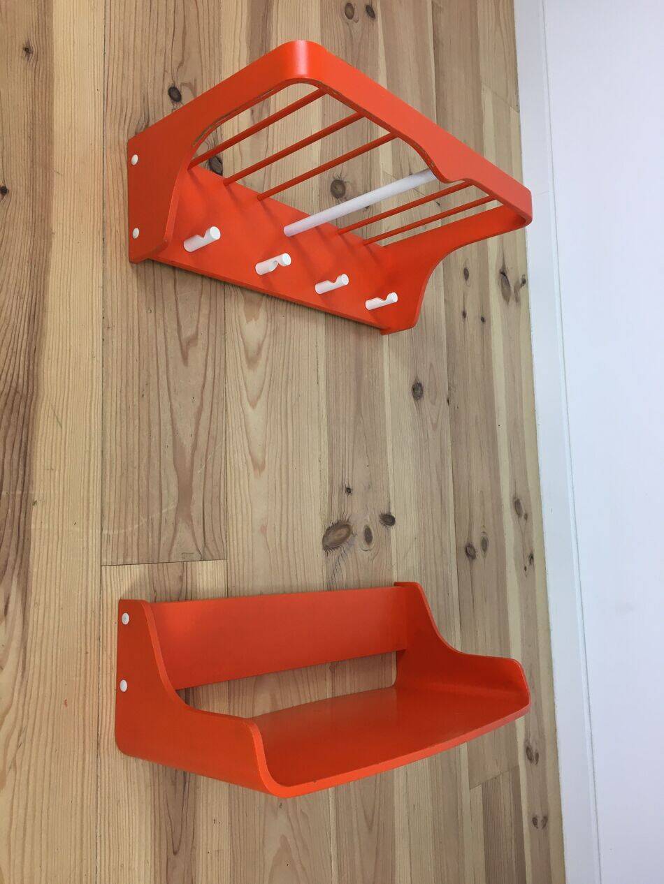 Space age wall coat rack, orange wood, with its shelf from the 1970s.