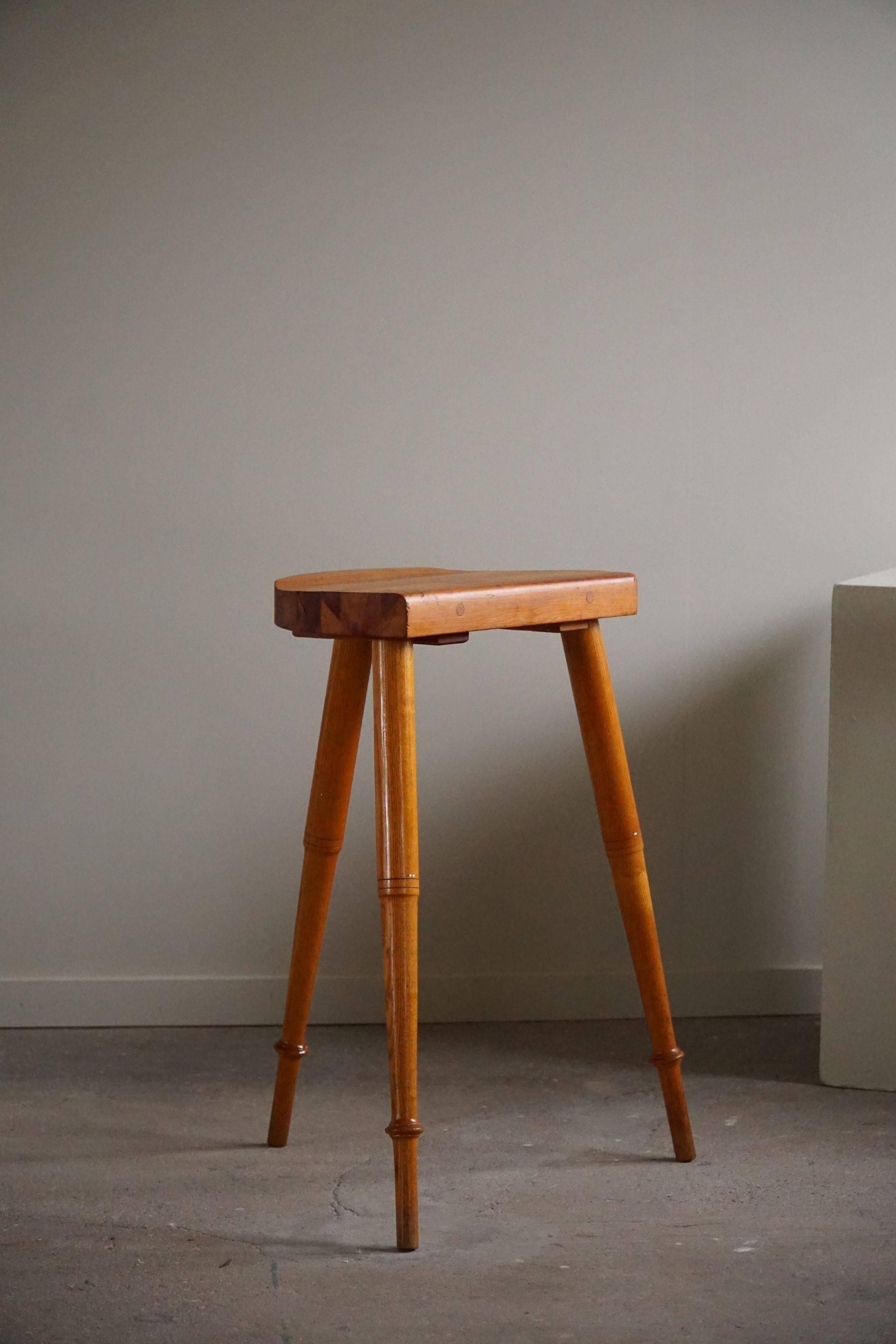 High tripod stool in solid pine, by a Danish cabinetmaker, mid-century, around 1960.