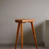 High tripod stool in solid pine, by a Danish cabinetmaker, mid-century, around 1960.