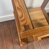 Table d’appoint brutaliste en pin des années 1970-80, travail d’assemblage remarquable
