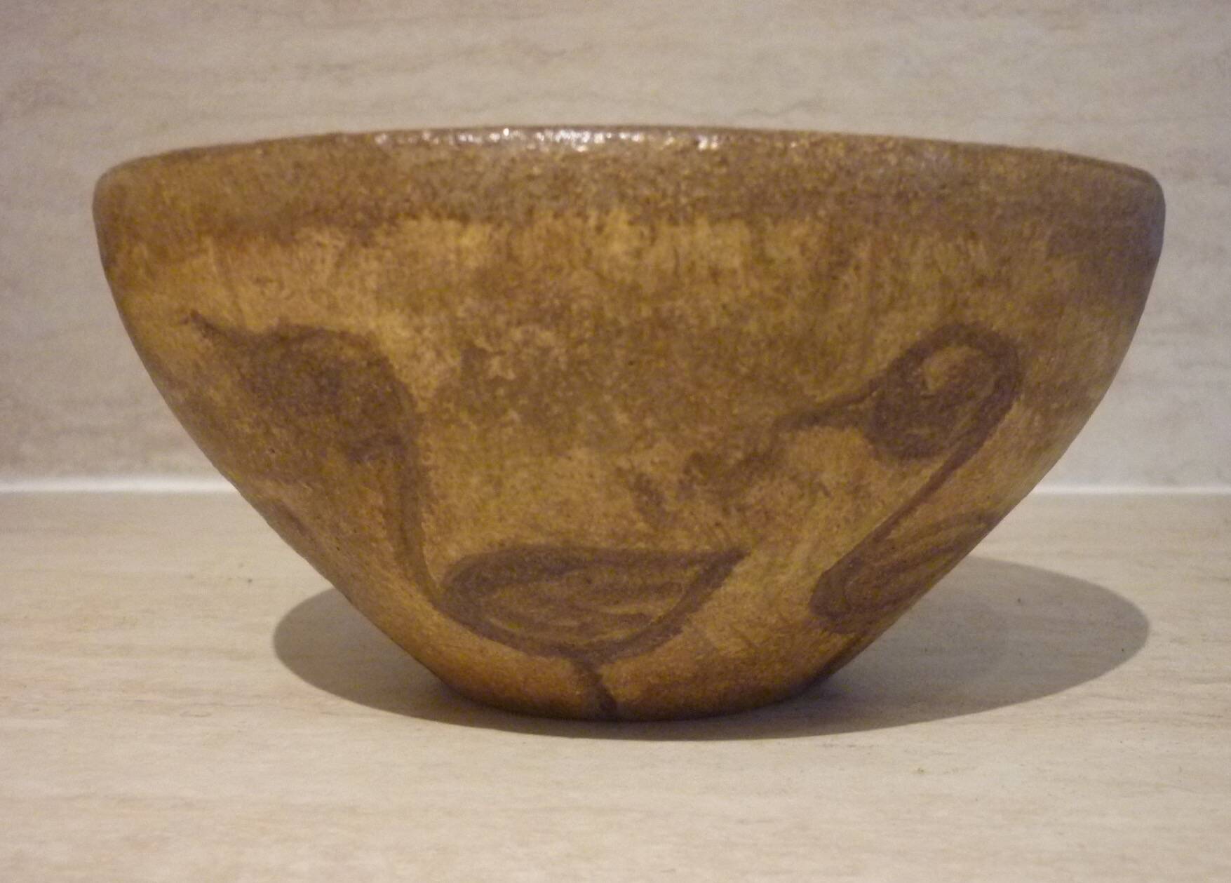 Chamotte clay bowl with bird decoration