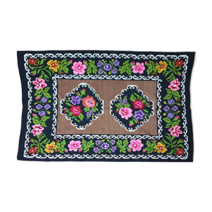 tapis floral vintage fait à la main en laine, fleurs douces sur fond marron