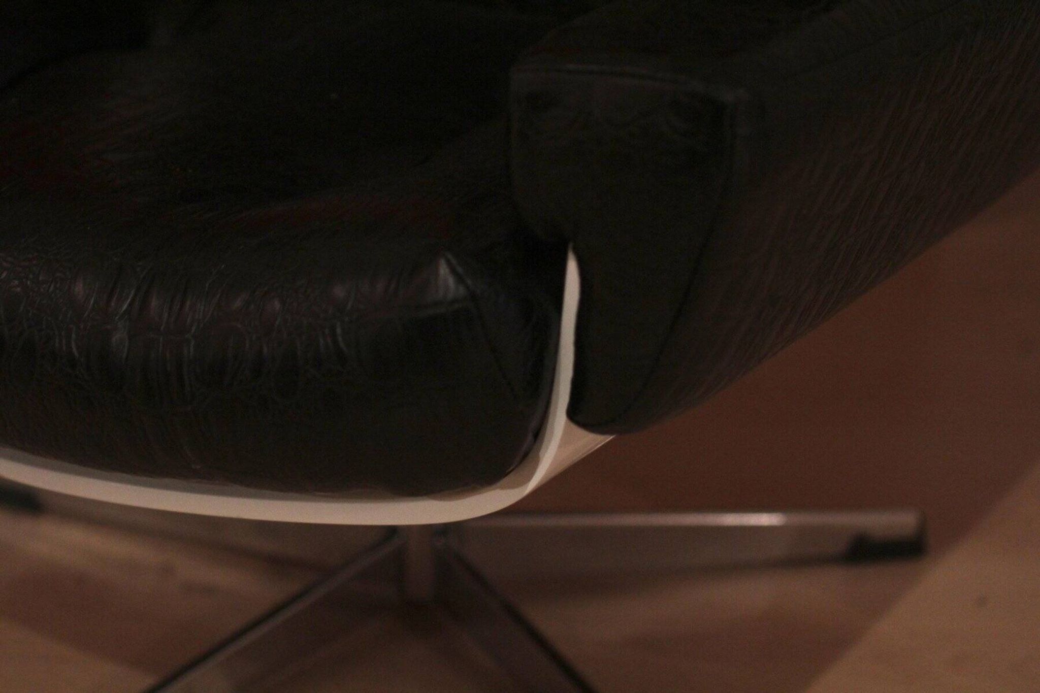 Fauteuil Lounge de l'ère spatiale, laque blanche, cuir, aspect reptile, Allemagne, années 1970.