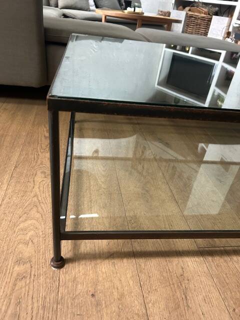 Table basse en verre et métal