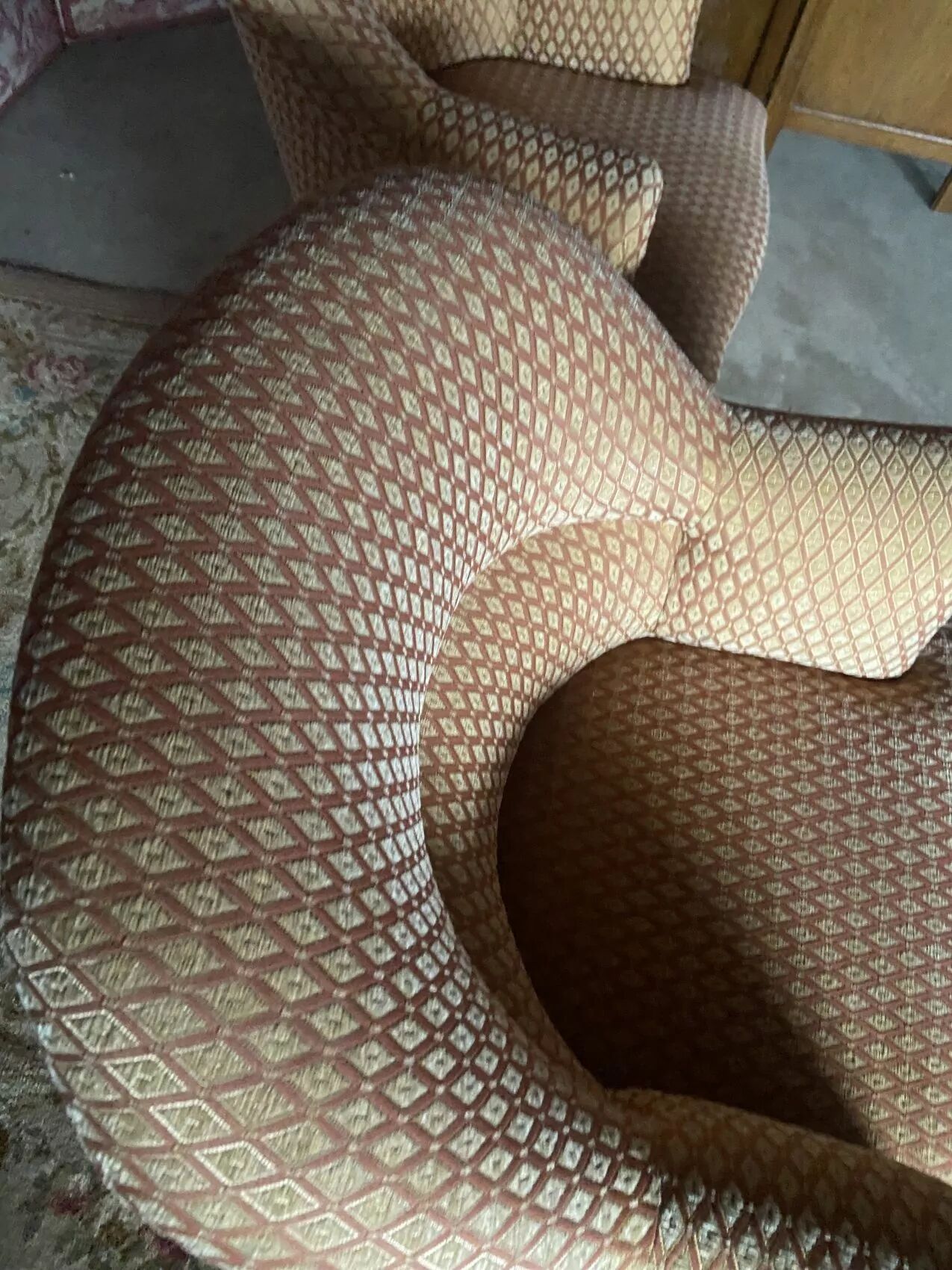 Paire de fauteuils crapaud tapissier rénovés en velours beige