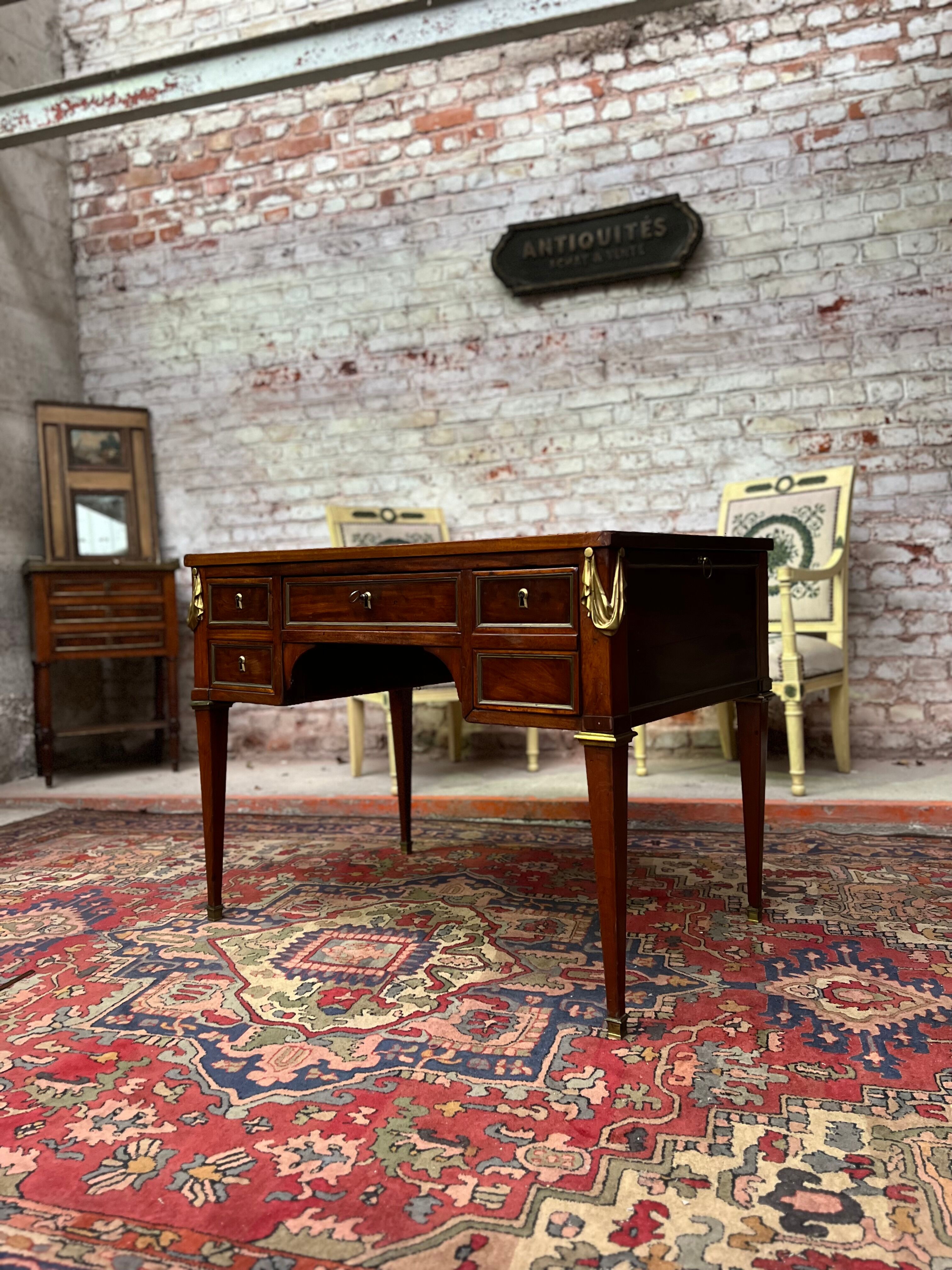 Flat desk of mahogany lady period Louis XVI, XVIIIth century