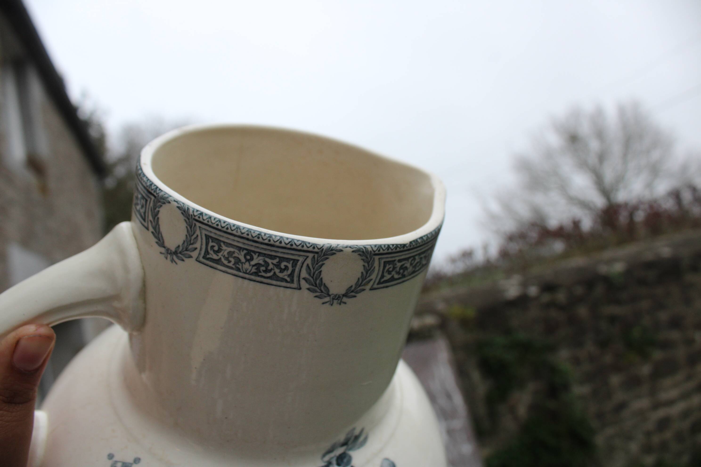 Broc de toilette ancien en faïence Terre de Fer – Salins – décor Marguerite