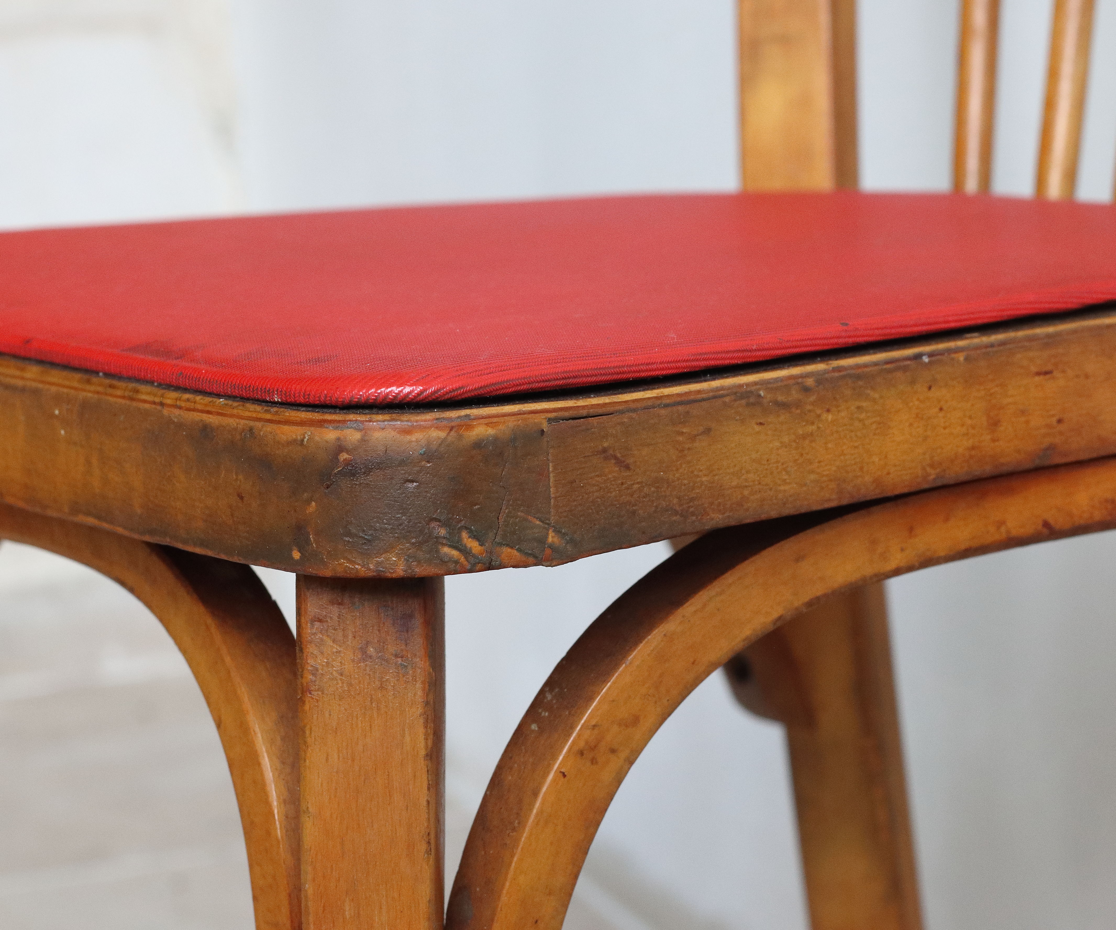 Bistro chair with bars of the 50s in wood and imitation red leather