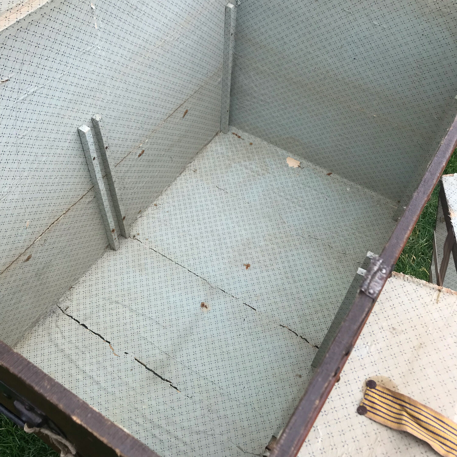 Wooden transport trunk canvas around 1870