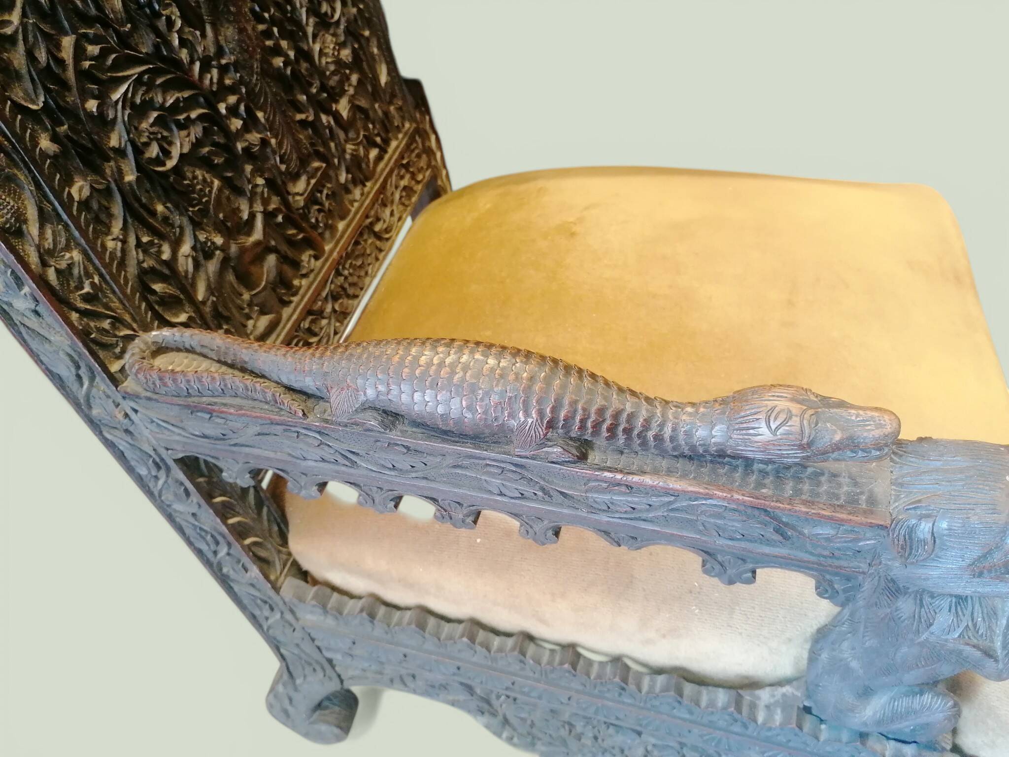 Indian throne chair in carved red wood - Buddhist / Hindu.