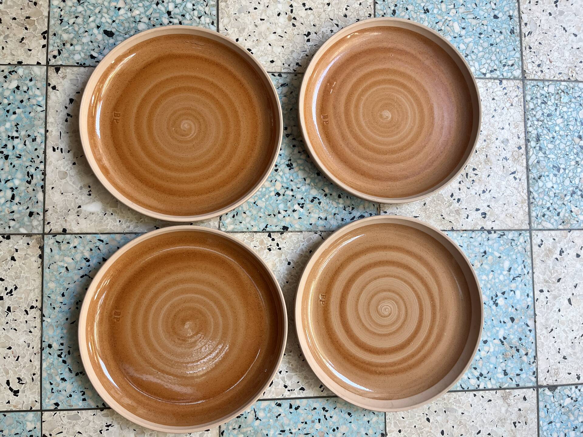 4 flat plates in stoneware
