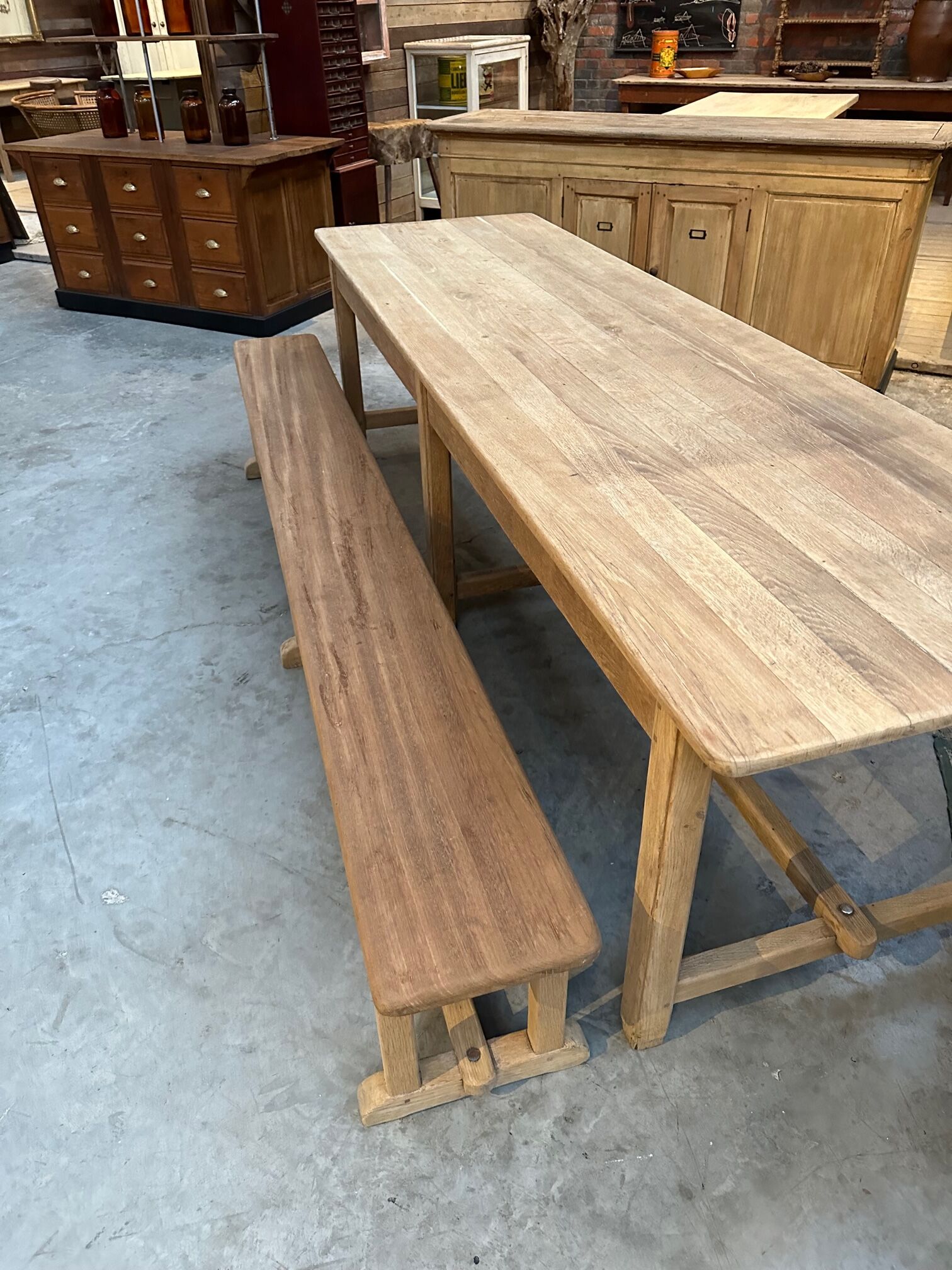 Oak farmhouse table and its 2 benches