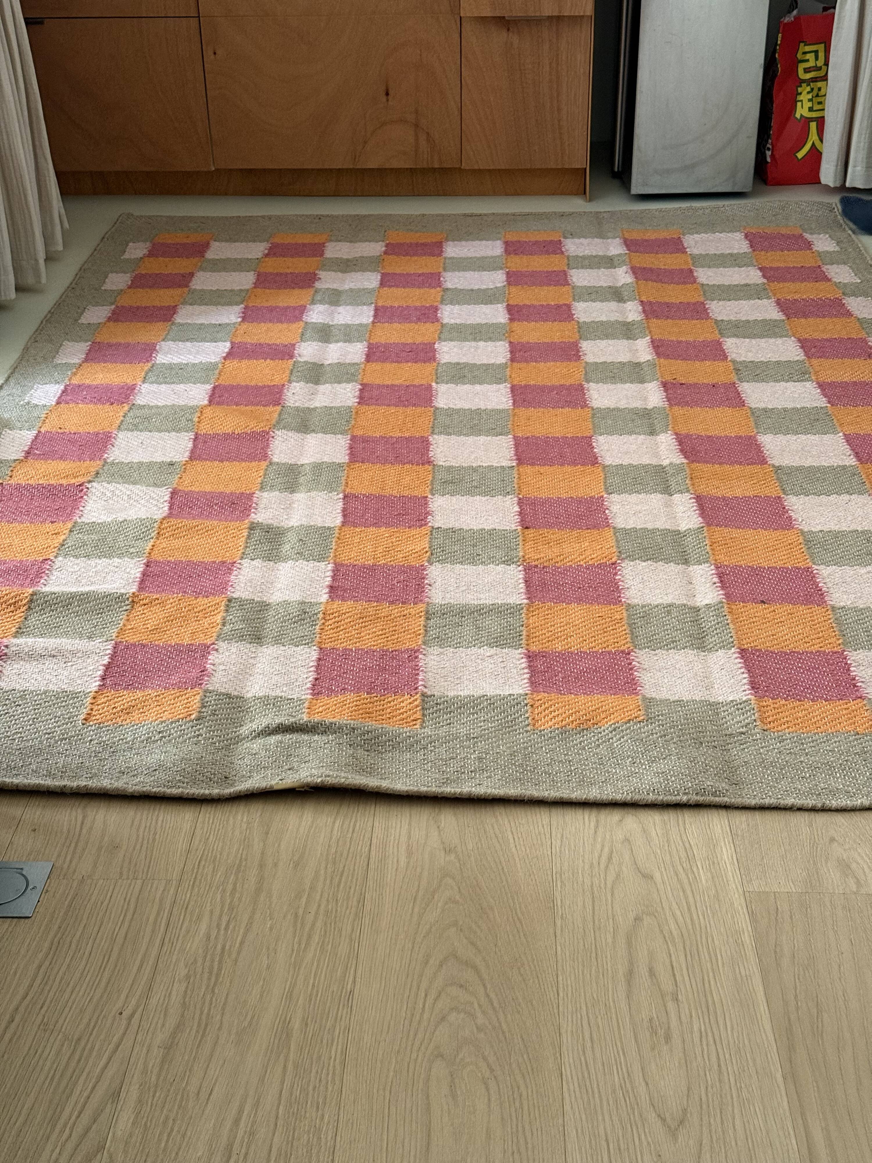 Jute rug with pink and orange patterns Matias Moellenbach