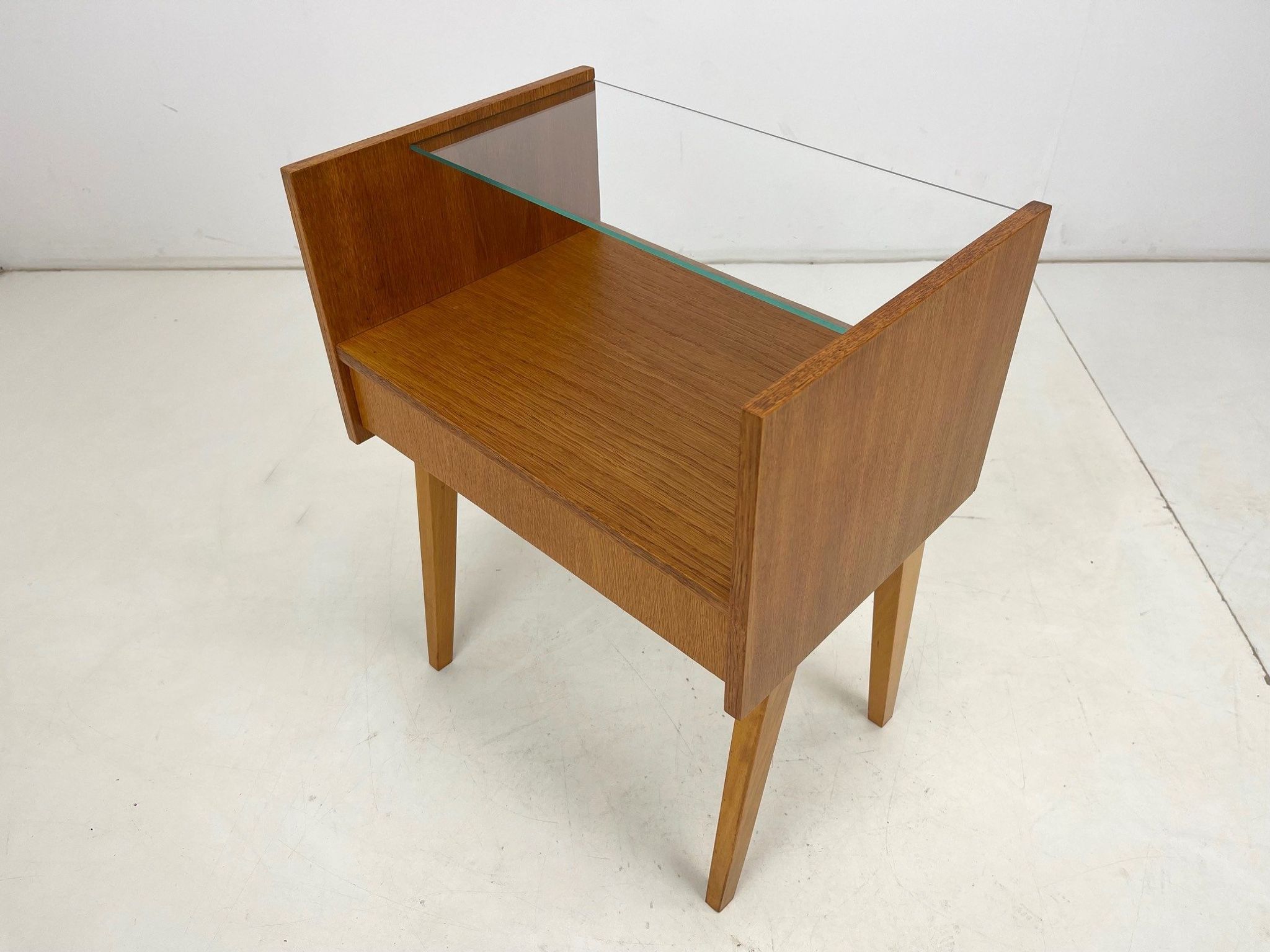 Table d'appoint ou table de nuit des années 1960 par Arch. František Jirak
