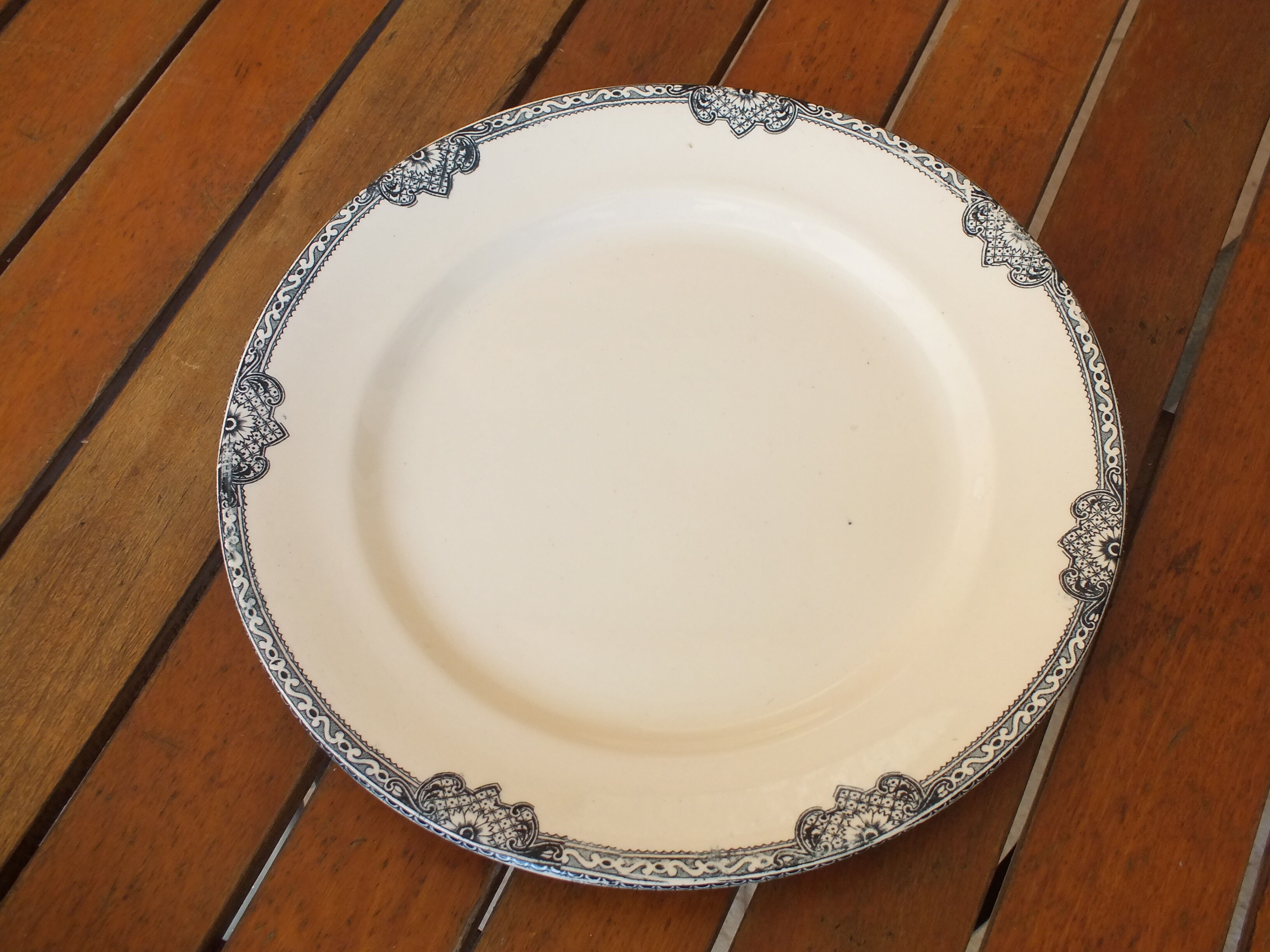 Iron earth dish from Salins R&A service Jumièges