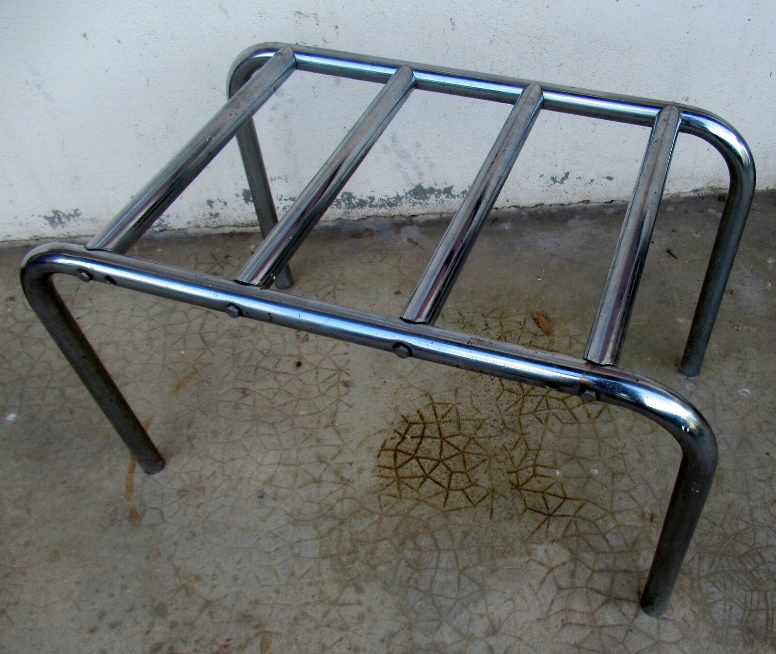 Hotel luggage rack, in chrome steel. The 50's