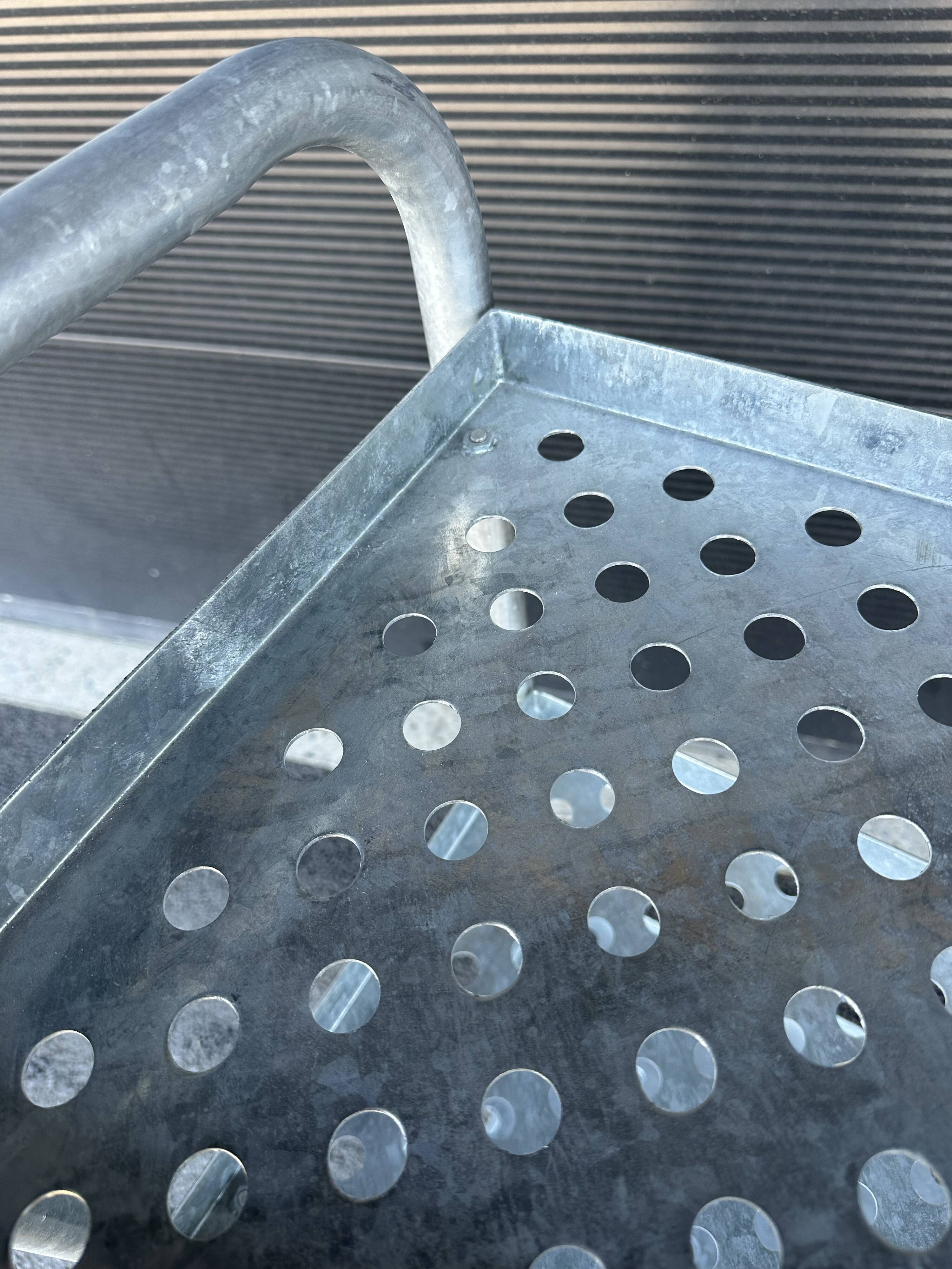 Four-wheeled dessert trolley with 4 perforated metal shelves.