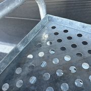 Desserte à roulettes à 4 plateaux perforés en métal galvanisé