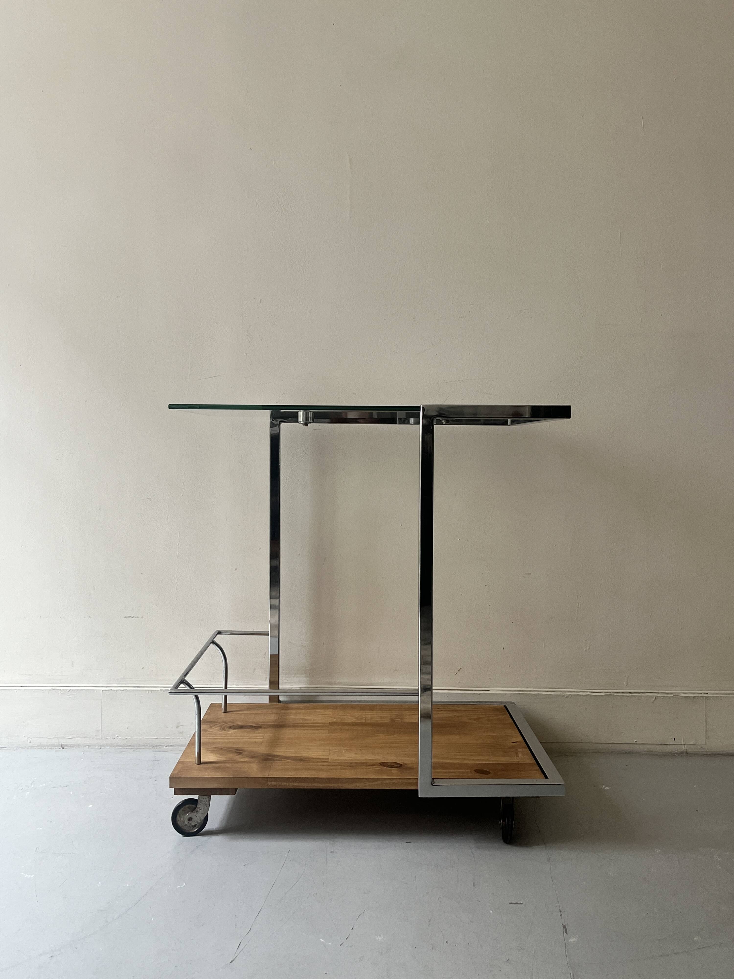 Vintage bar trolley in chrome steel and glass by Howard Miller circa 1970