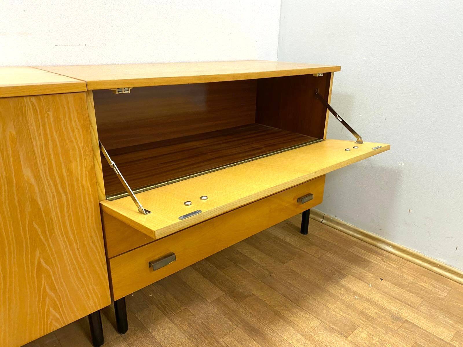 Commode rétro, intérieur, années 1960 (design tchèque)