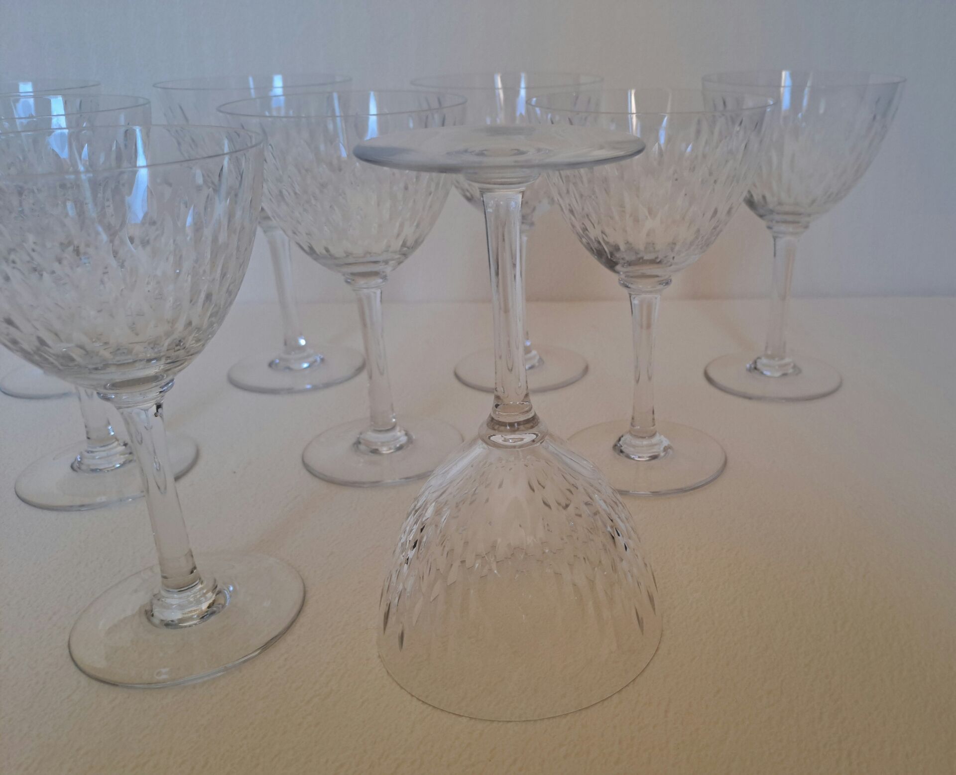 9 crystal water glasses from Baccarat Magenta Grain De Riz, height 15.5 cm.