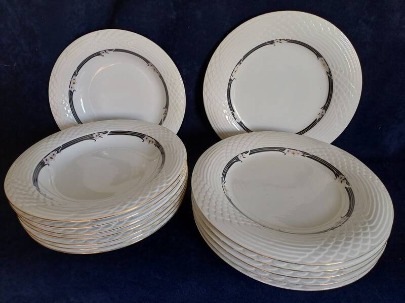 Set of 14 fine porcelain pieces - China Pearl "Alexandrite"