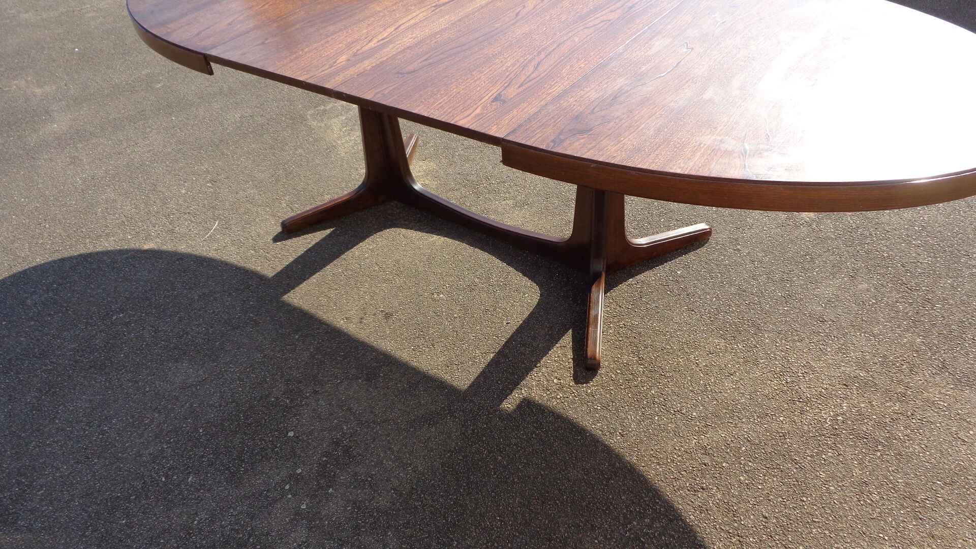 Baumann oval table