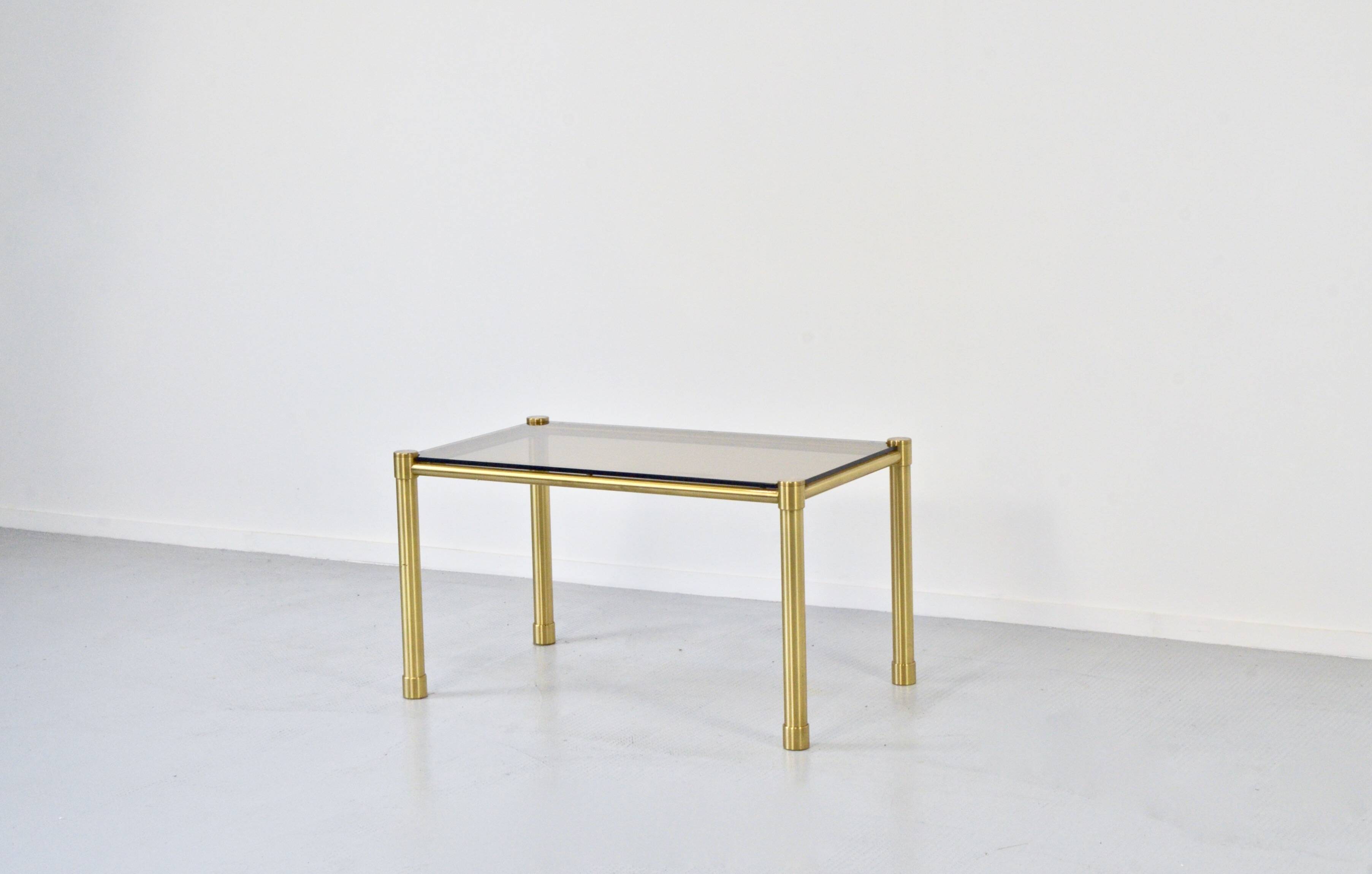 Table basse italienne du milieu du siècle en laiton tubulaire et verre fumé. Rétro.