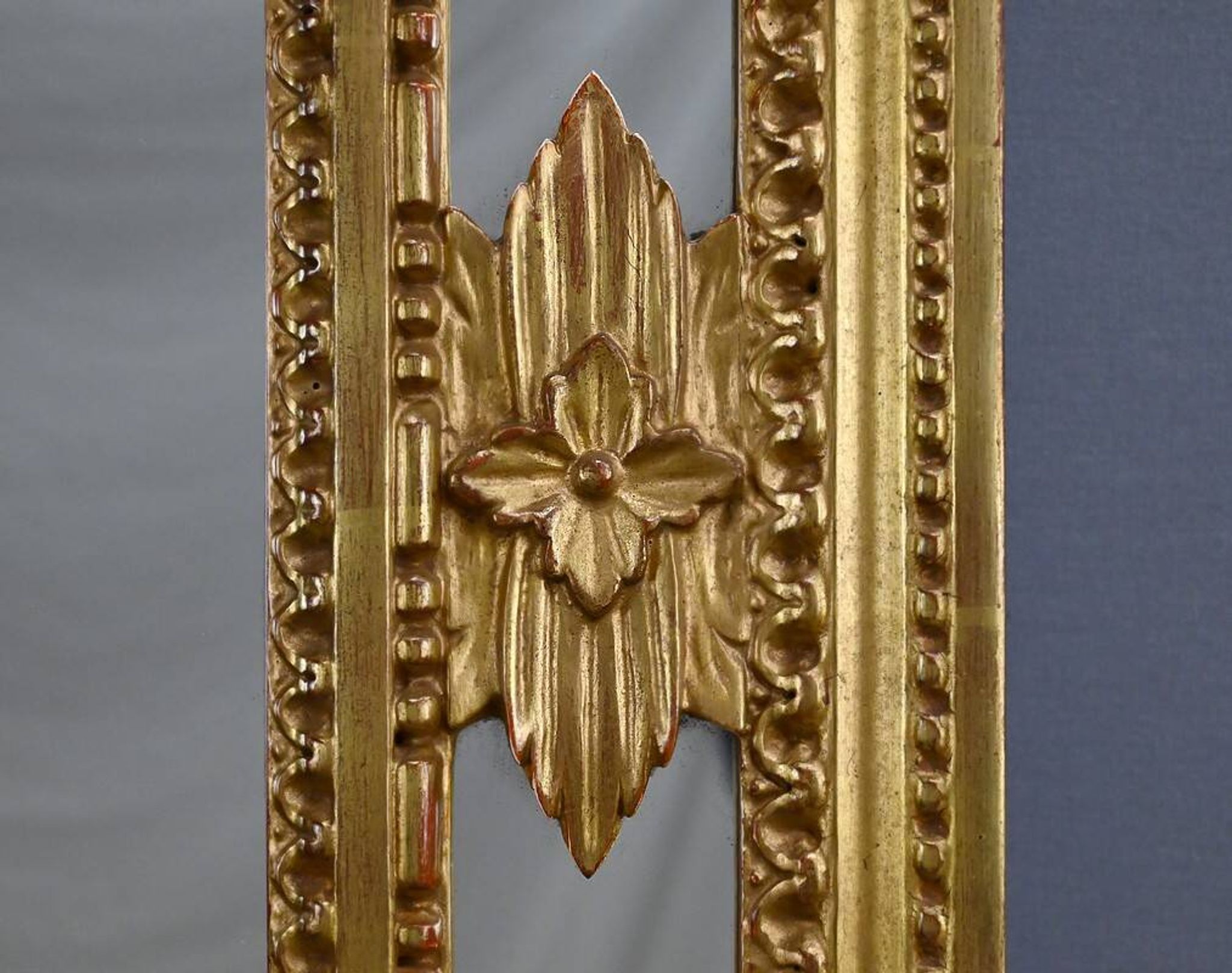 Grand miroir à parcloses, style Louis XVI – Milieu XXe