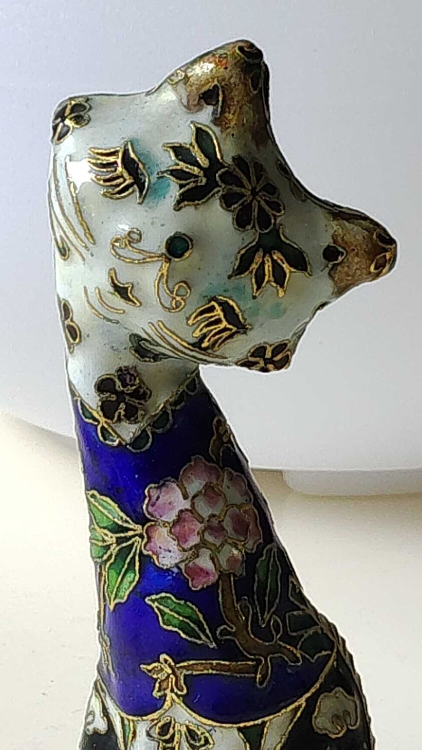 Chinese cat figurine in bronze / brass enamel cloisonné. floral motifs, gold inclusions