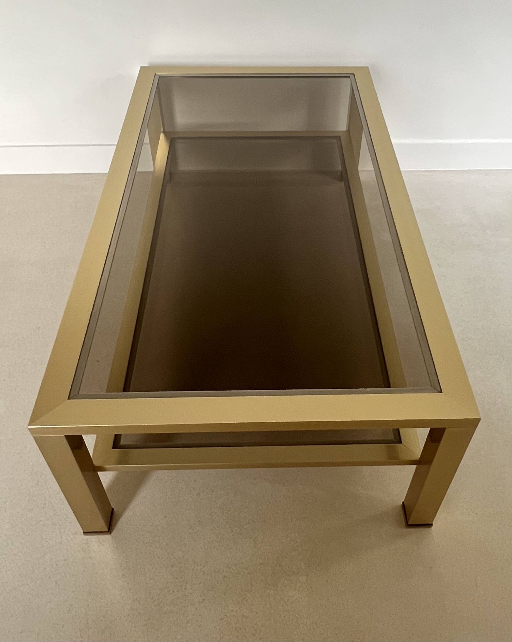 Table basse grand modèle en métal doré, France années 70