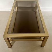 Table basse grand modèle en métal doré, France années 70