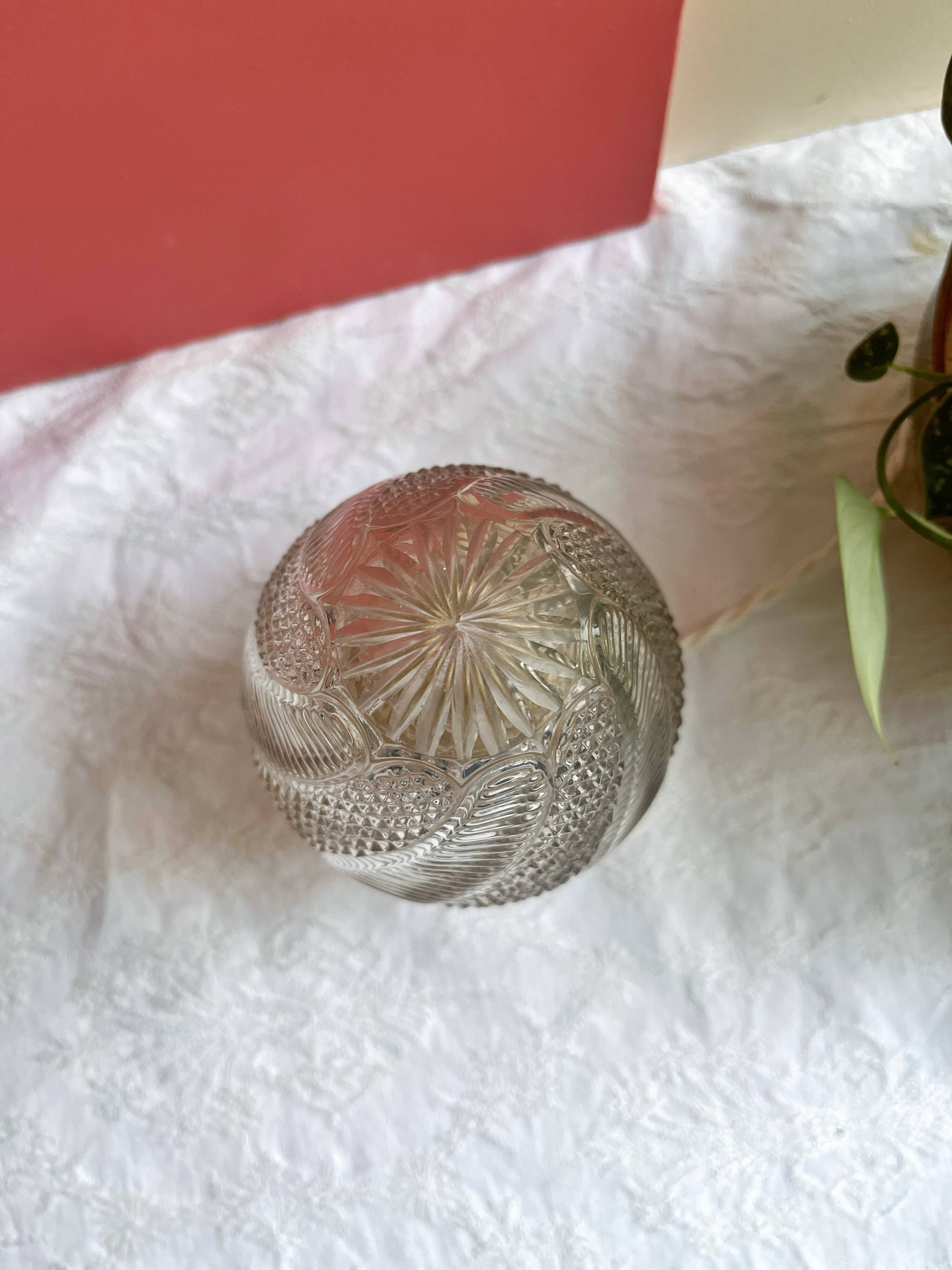 Vintage table lamp in chiseled glass - ogive glass globe