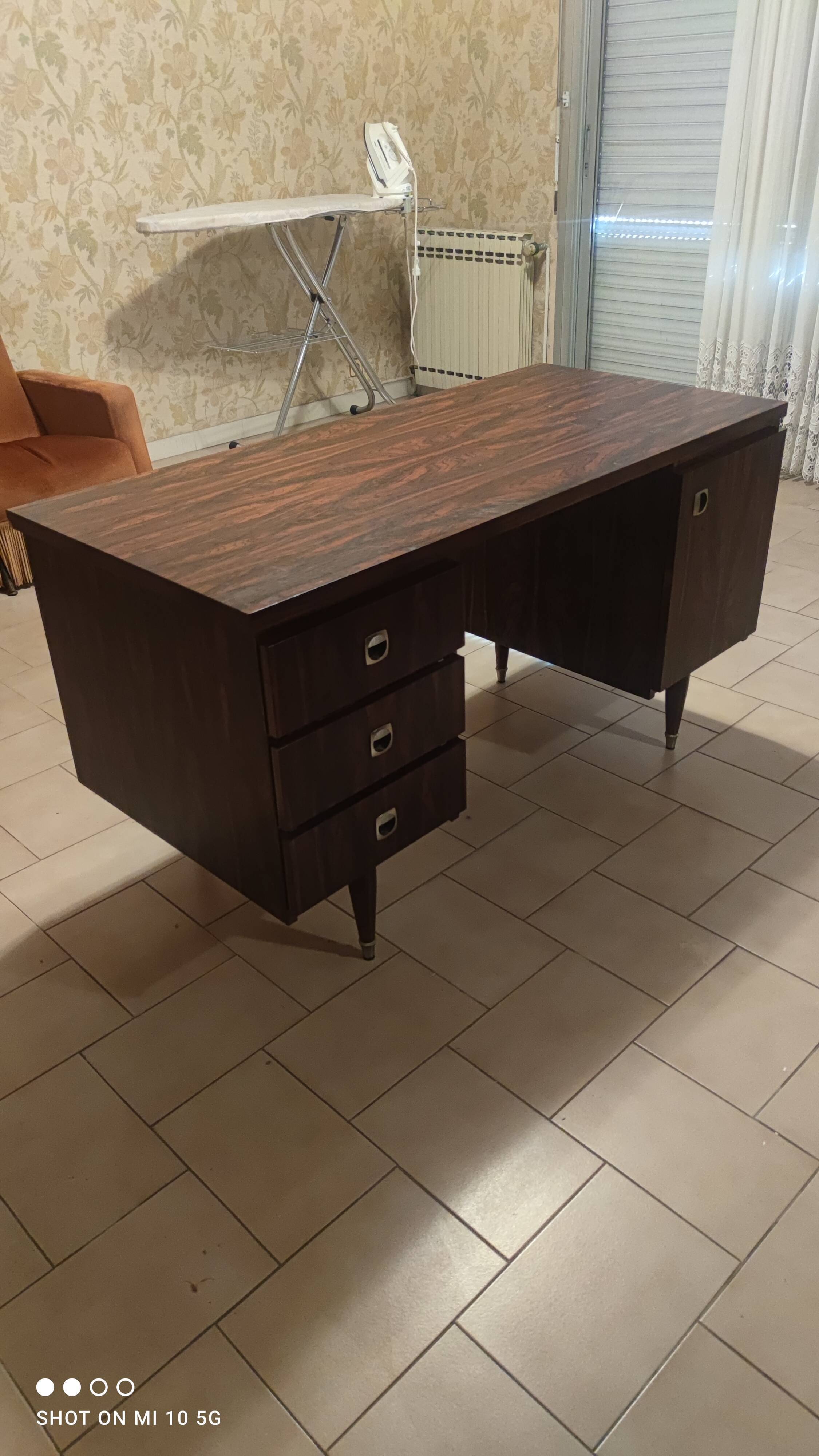 Bureau à caissons vers 1970 en palissandre de Rio 4 faces