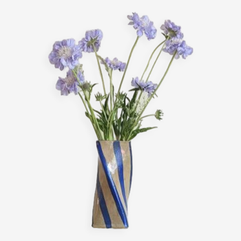 Vase rayé bleu