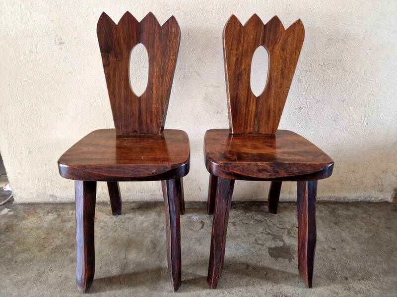 Olavi Hanninen (1920-1992) - Paire de chaises en orme teinté - Modèle King