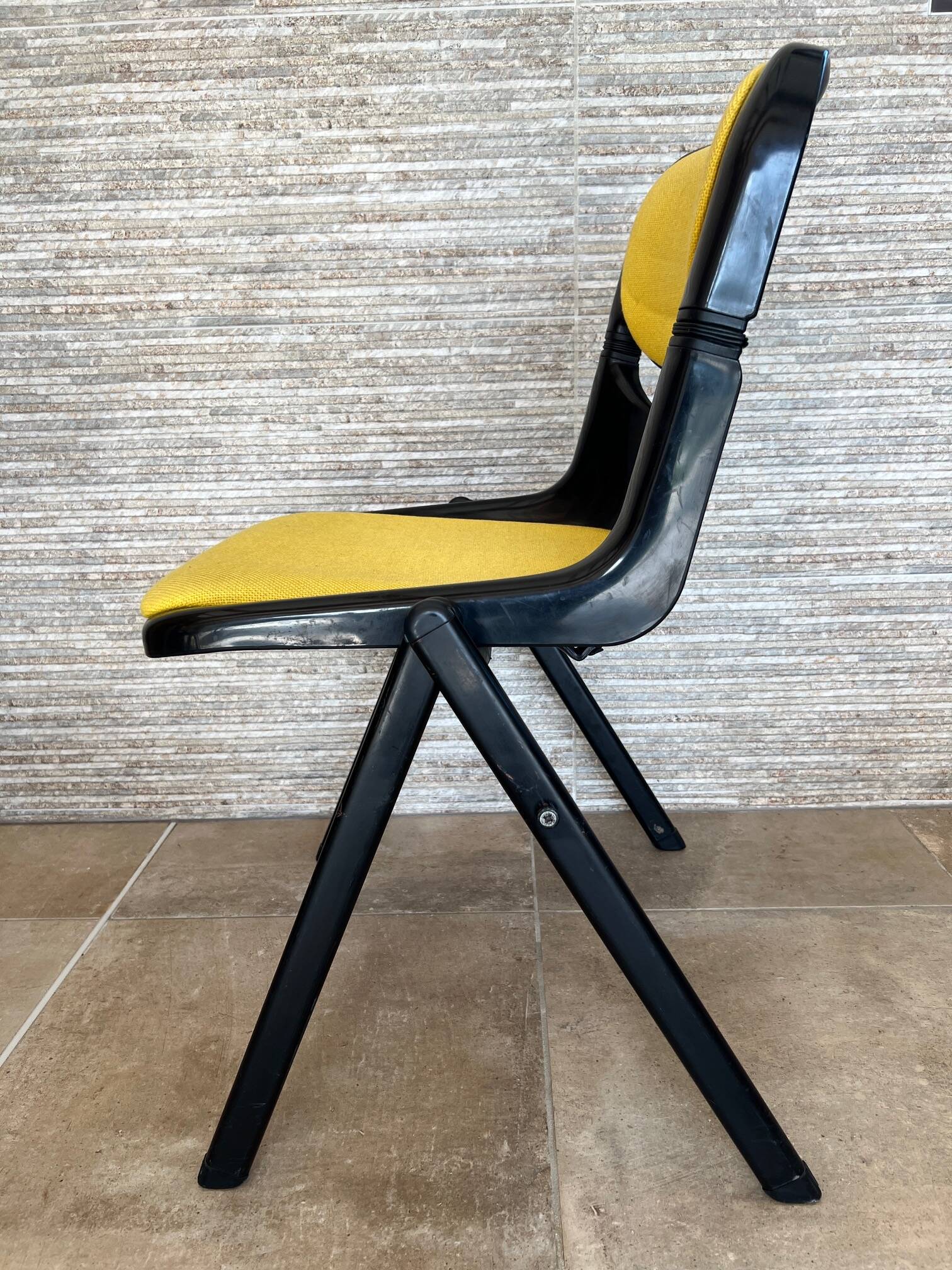 6 back chairs Emilio Ambasz & Giancarlo Peretti, yellow armchair