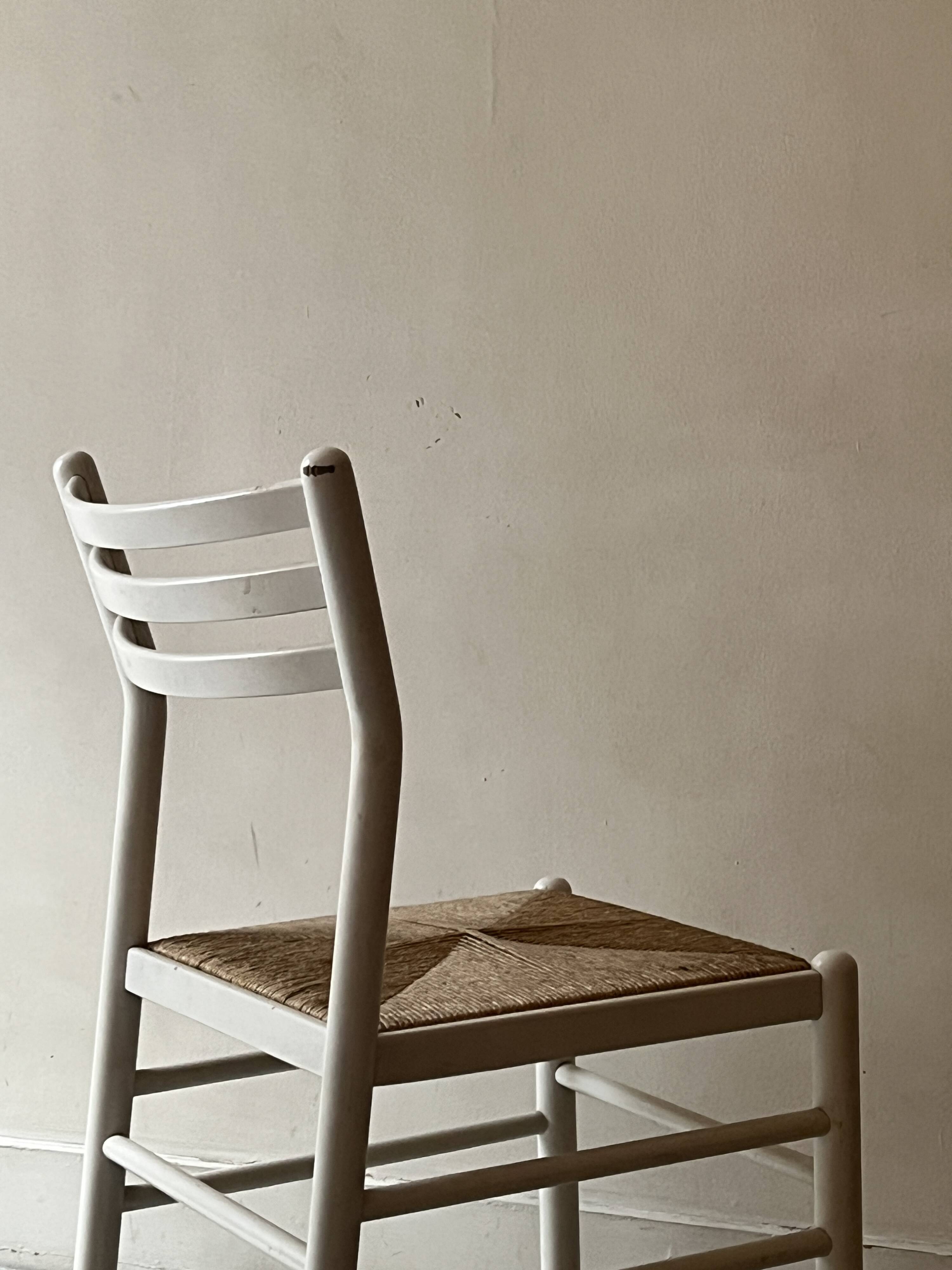 chaise moderniste en bois blanc et paillée