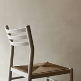 chaise moderniste en bois blanc et paillée