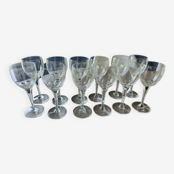 12 verres à vin Lalique modèle Tuileries