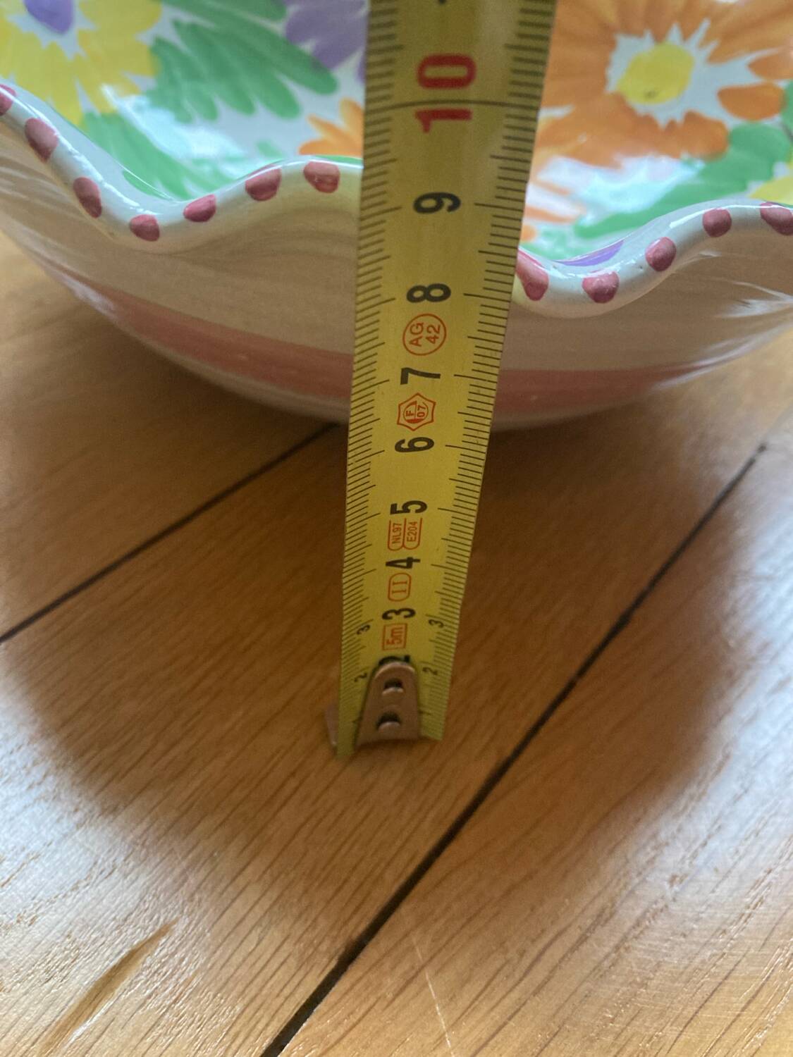 Fruit bowl decorated with coloured flowers