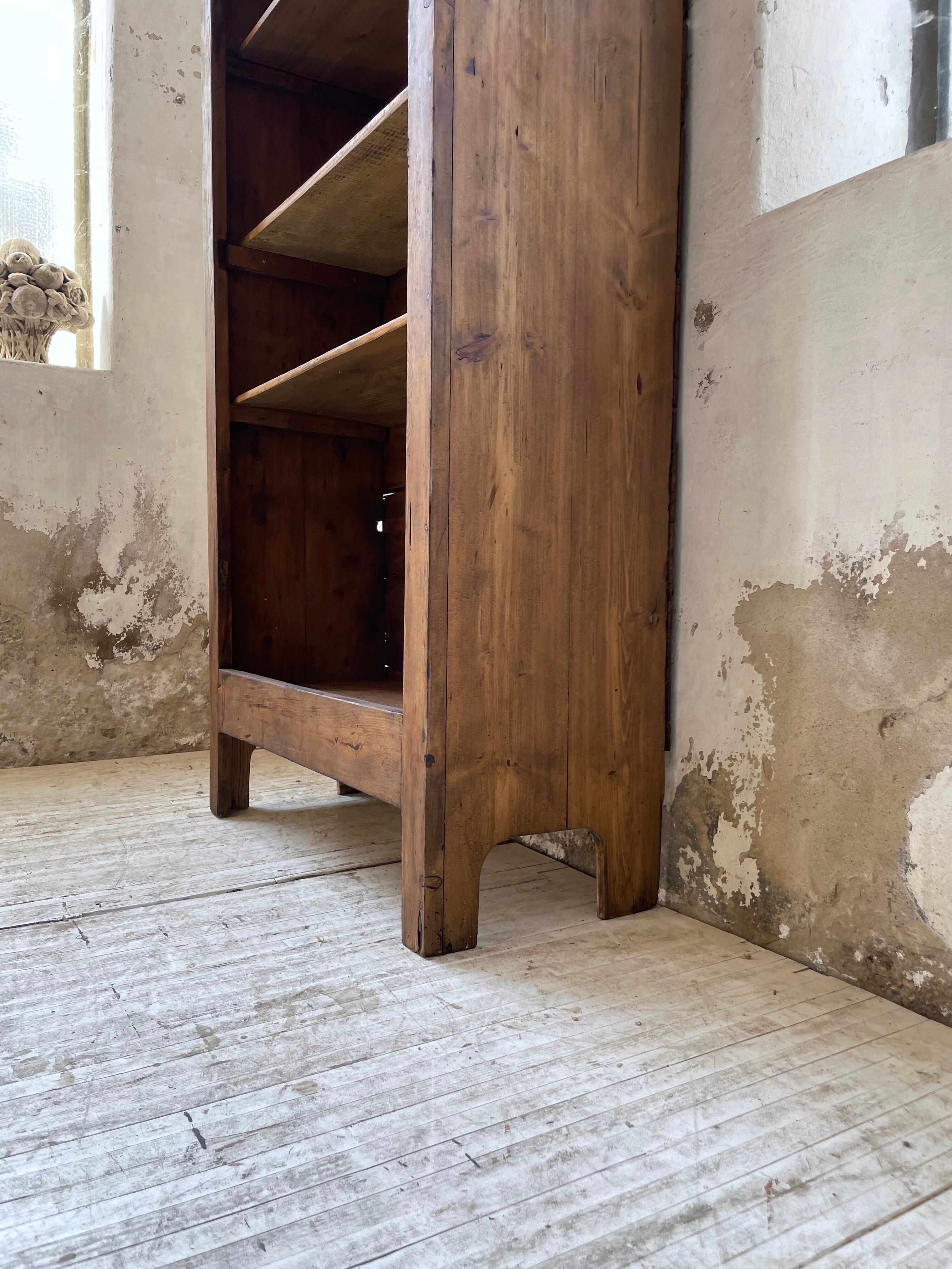 Library bonnetière pine