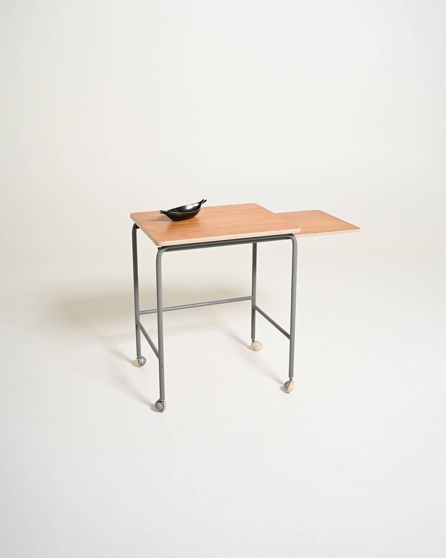 Table d'appoint scandinave vintage avec étagère escamotable