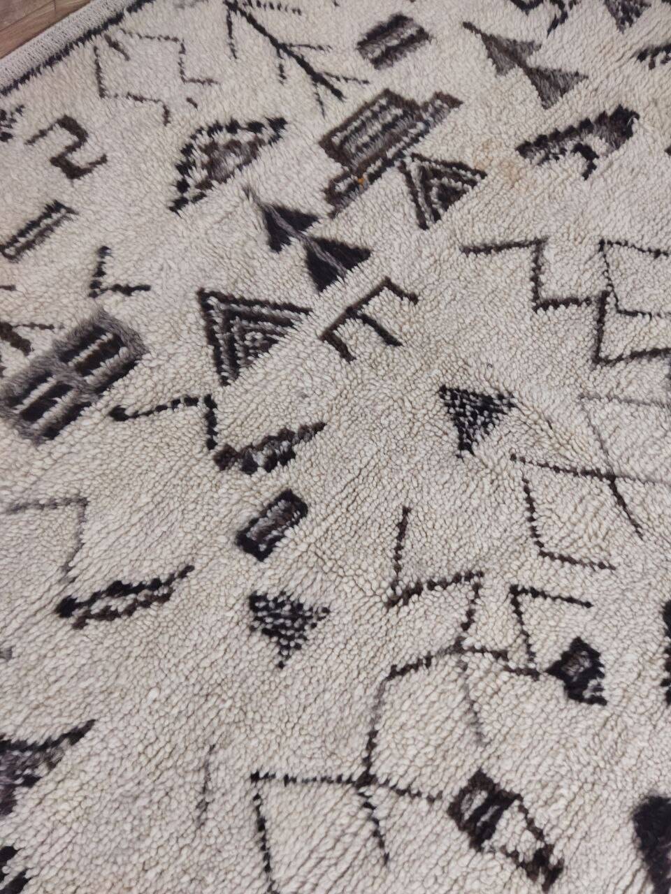 Vintage Berber rug 306 X 135 CM