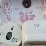 Ensemble Lave-mains + porte-savon+ porte-serviettes en Porcelaine de Paris "Jouy"