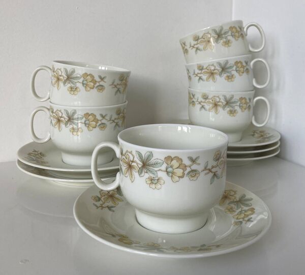 Lot de six tasses et sous-tasses en porcelaine décorée par Richard Ginori