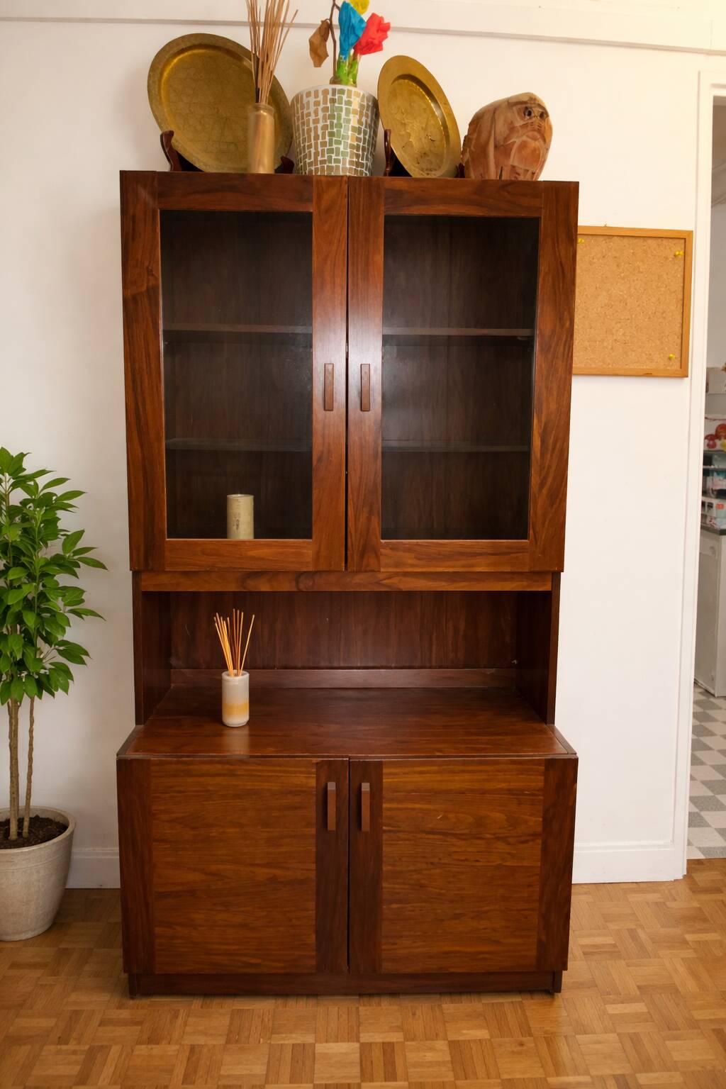 Vintage display cabinet in solid wood – mid-century spirit from the 60s/70s.