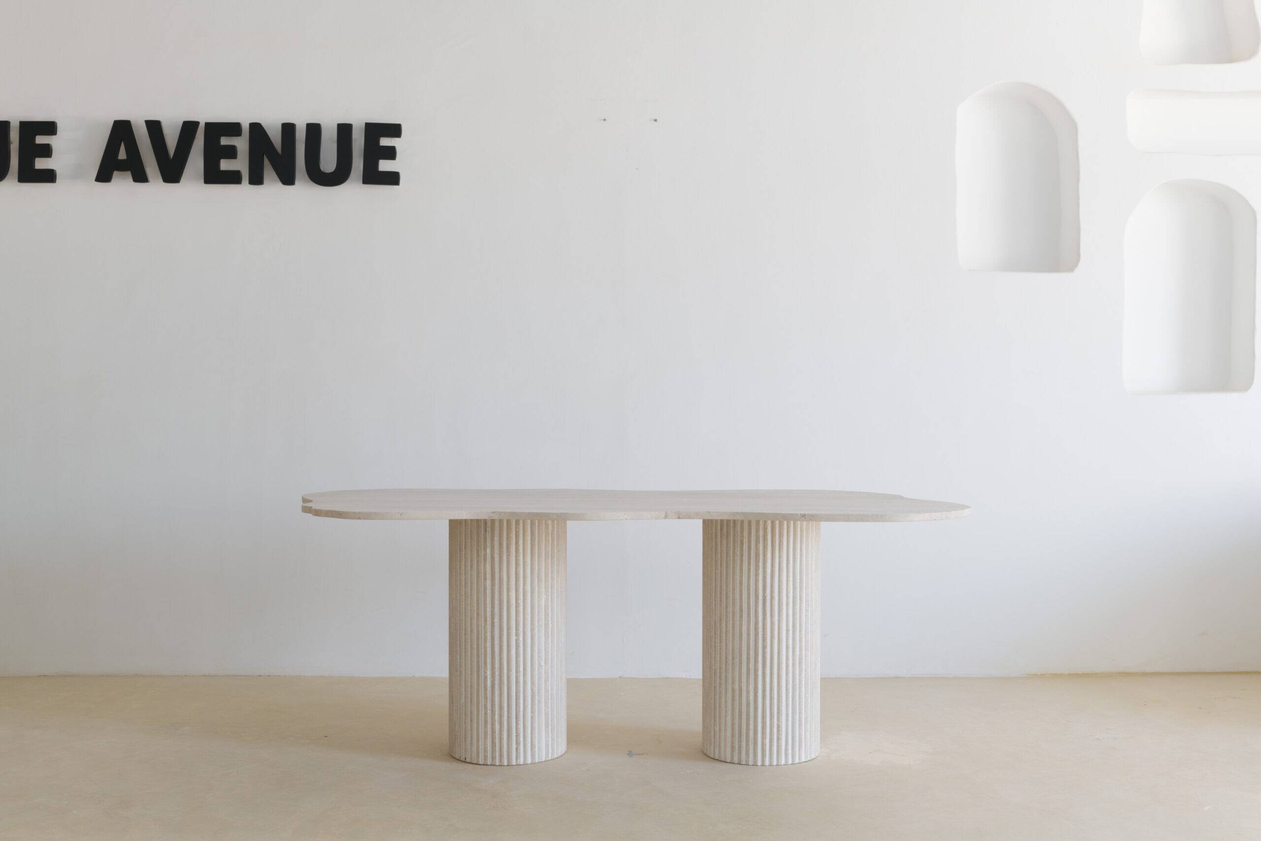 Table à manger irrégulière Venus - Travertin Naturel