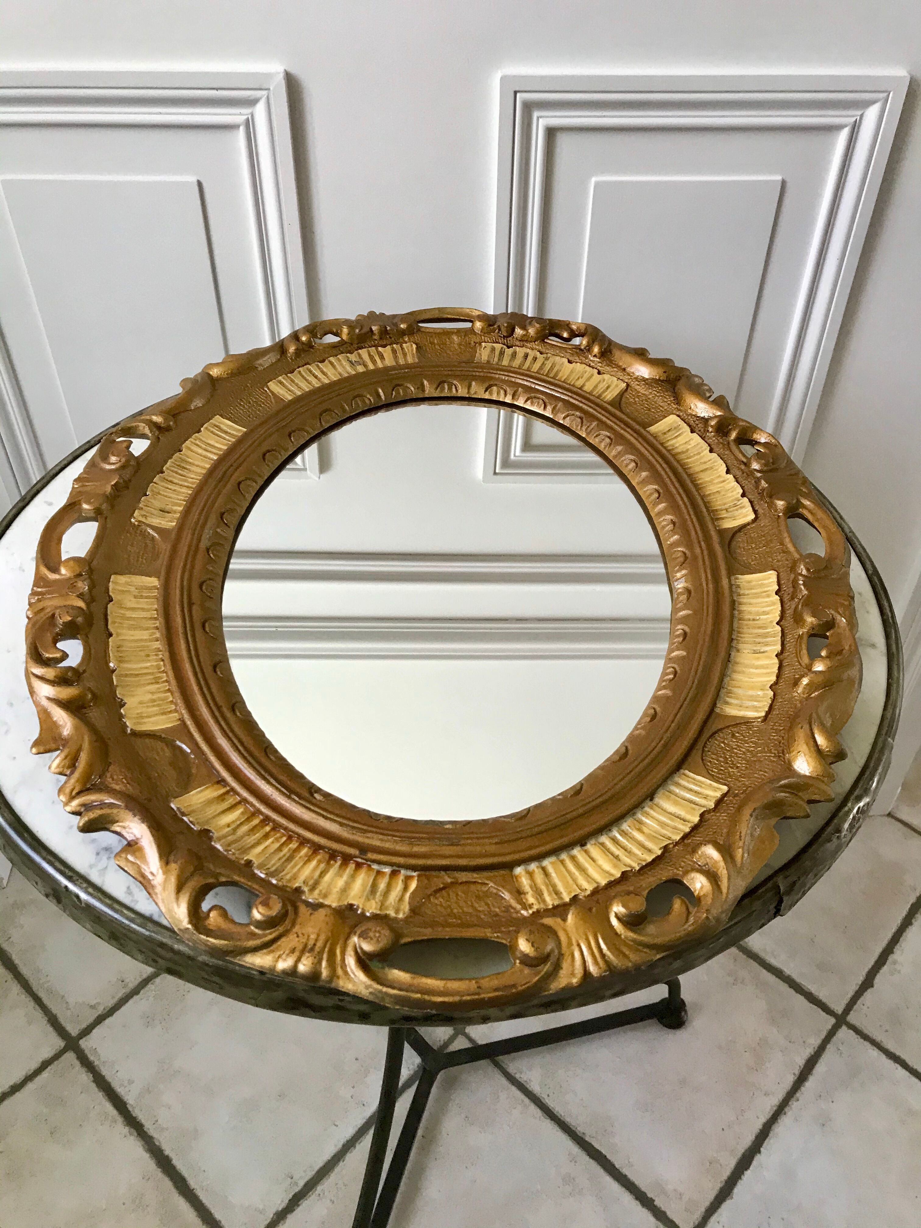 Miroir ovale médaillon en stuc doré années 70